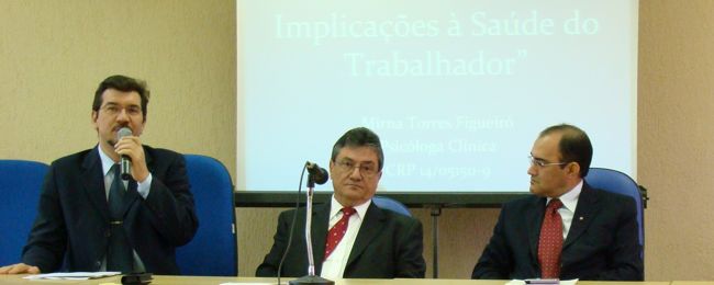 Kemp participa de debate sobre assédio moral