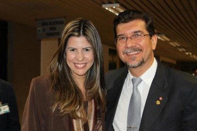 Deputado Pedro Kemp com a promotora Paula Volpe, na Audiência Pública "A Terceirização dos Serviços de Saúde no MS". "Quero tranquilizar a população, as investigações continuam". (Paula Volpe - promotora responsável pela investigação sobre a suspeita e esquema fraudulento de desvio de recursos do SUS no Hospital Universitário e Hospital do Câncer)