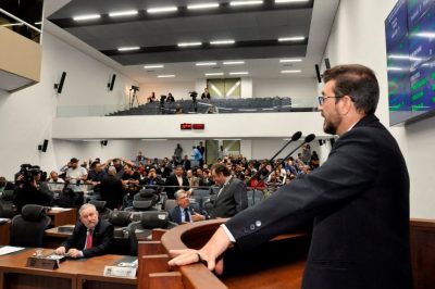 Servidores protestam contra terceirização do Hospital Regional, Kemp cobra Governo