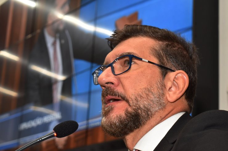 Na tribuna, Kemp diz que PL que prevê contratação de professores sem licenciatura pode ser alterado