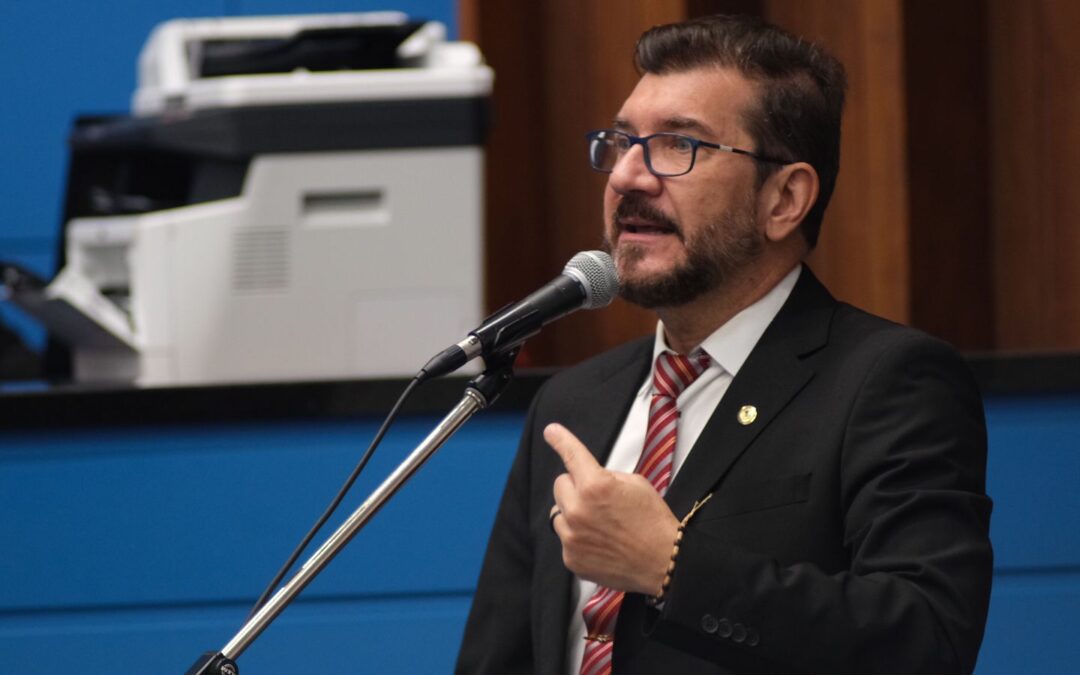 Pedro Kemp altera projeto do Governo e garante direito e prioridade aos educadores com nível superior