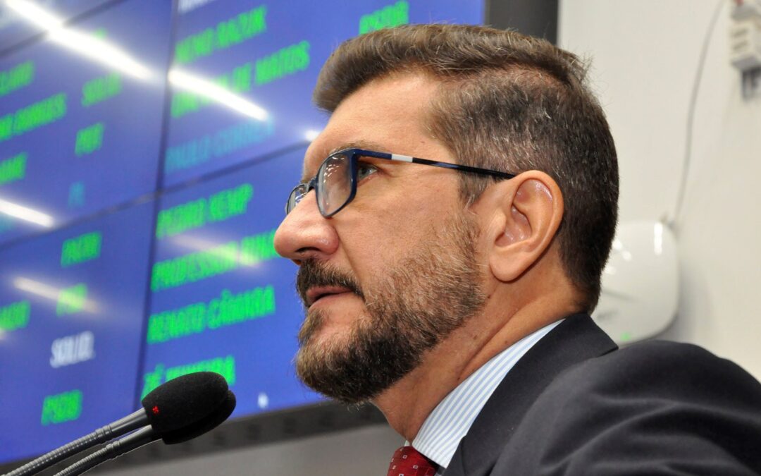Kemp questiona projeto que permite a contratação de profissionais da Educação sem nível superior