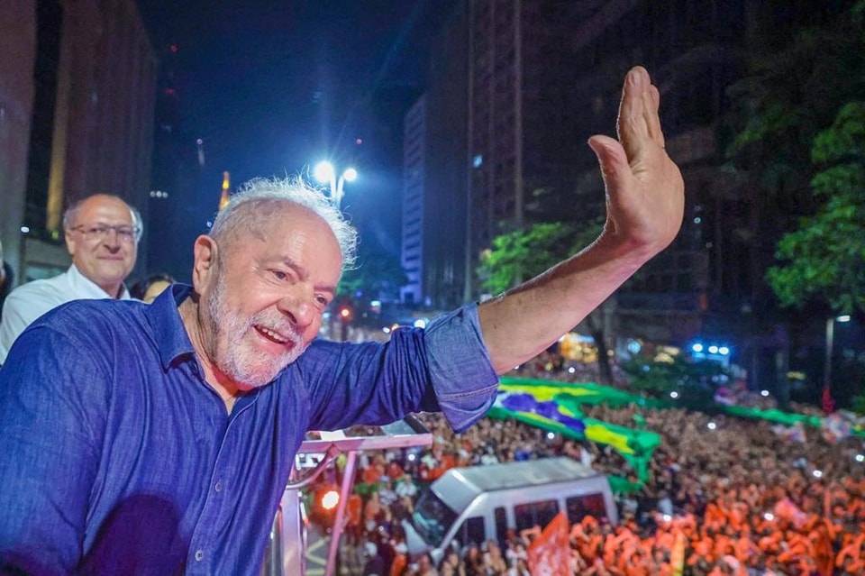 “NÃO EXISTEM DOIS BRASIS”, DIZ LULA EM SEU 1º DISCURSO APÓS ELEITO