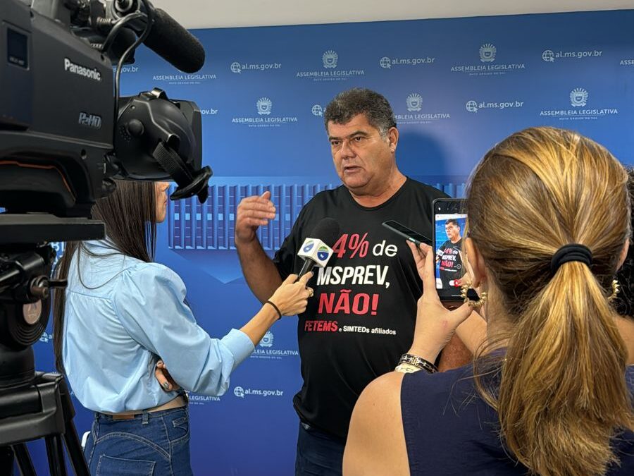 Na tribuna, professor Jaime Teixeira dá aula sobre os problemas enfrentados pelos servidores