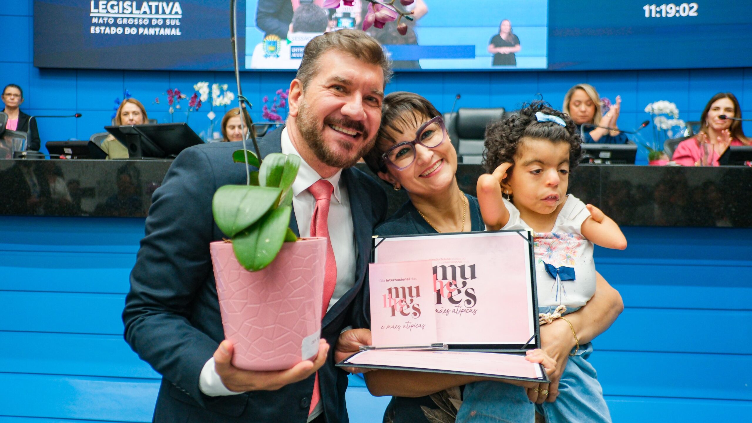 Joelma, mãe da pequena Valentina “Chaveirinho” recebe homenagem em sessão especial dedicada às mães atípicas