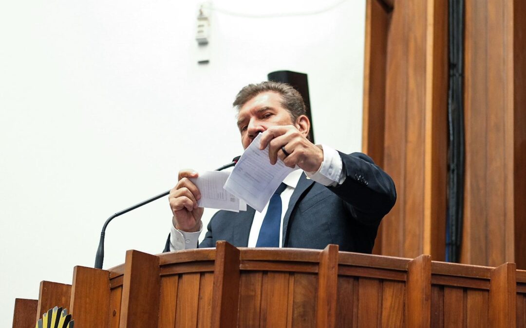 Na tribuna, Kemp rasga moção de apoio a Trump; “Eduardo Bolsonaro cometeu crime de lesa-pátria”