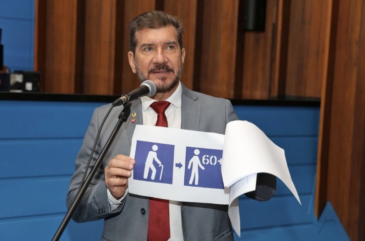 Dia da Pessoa Idosa: PL de Kemp propõe mudar imagem do idoso em vagas, filas e serviços