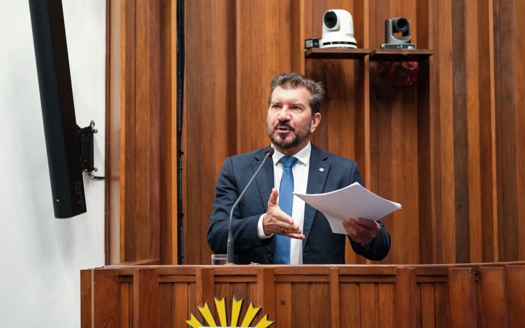 Kemp cobra cumprimento da lei do canabidiol na rede de Saúde e faz pronuciamento em defesa de professora